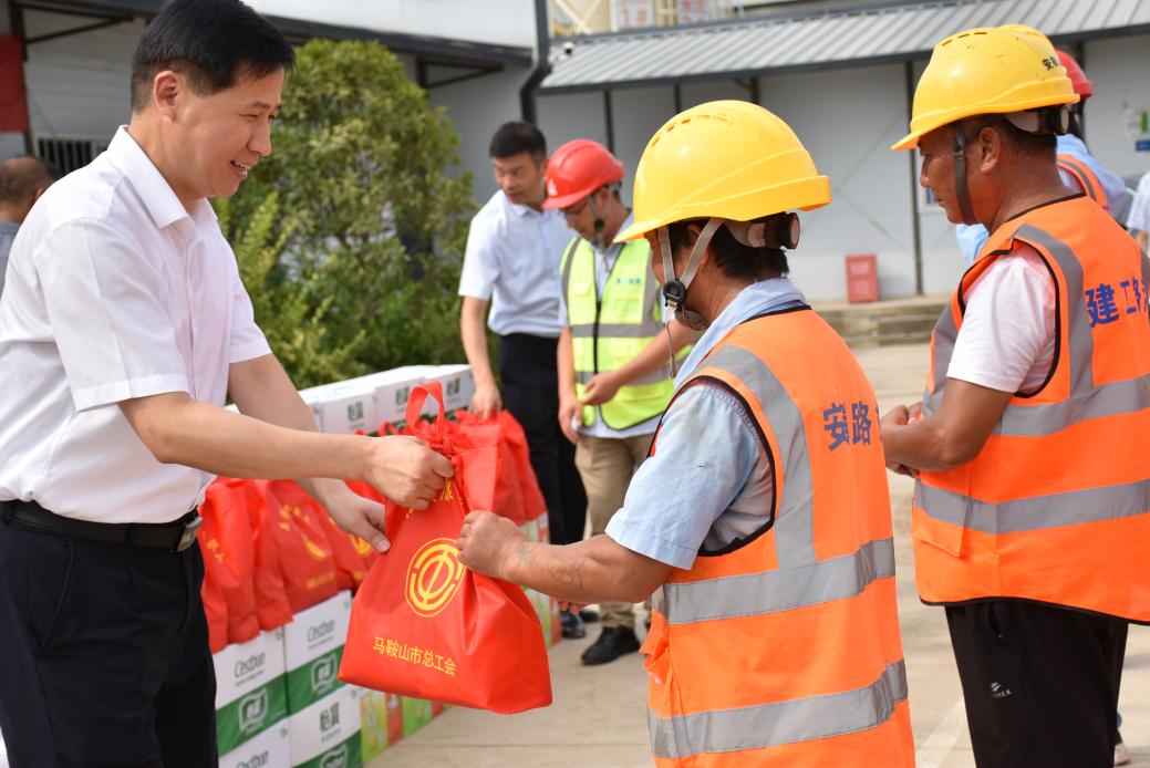 马鞍山市副市长左年文一行赴365英国上市路港宁芜高速01标项目开展“送清凉”慰问一线施工职员事情