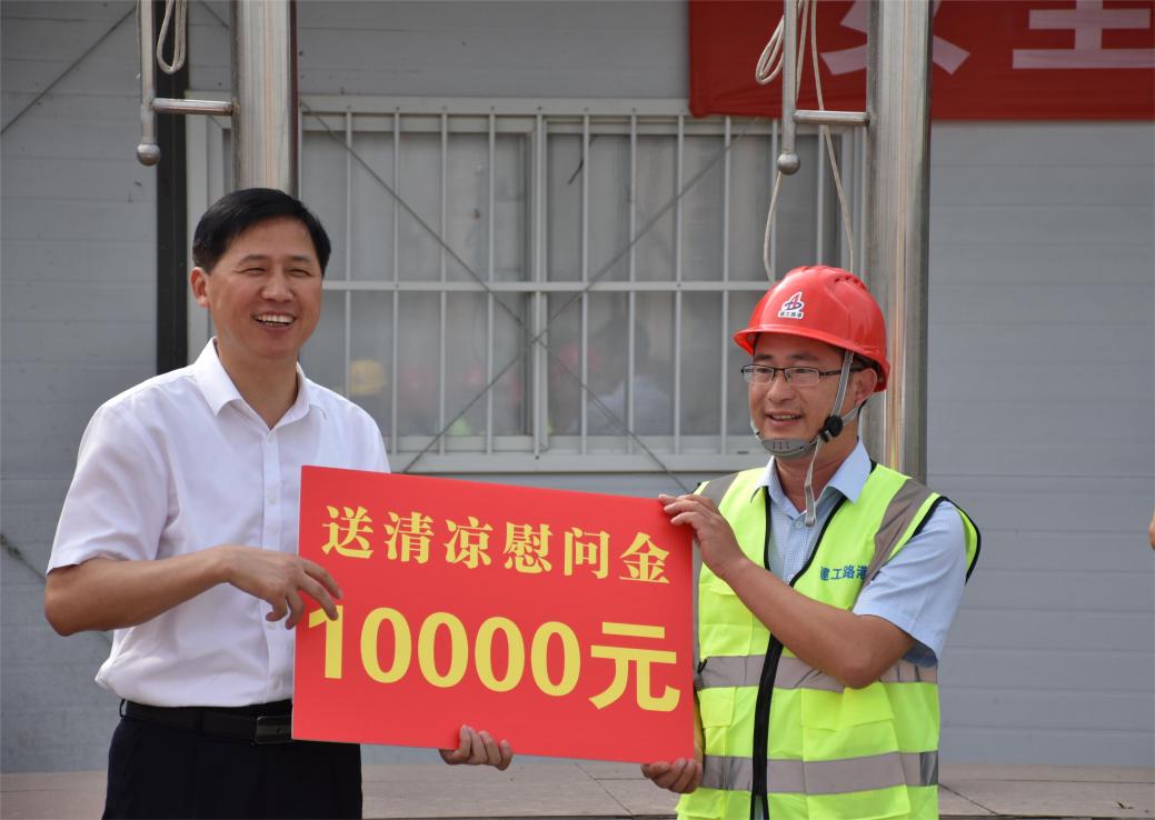 马鞍山市副市长左年文一行赴365英国上市路港宁芜高速01标项目开展“送清凉”慰问一线施工职员事情