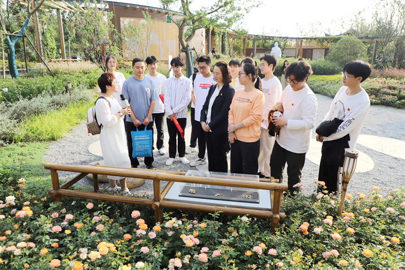 安徽365英国上市技师学院团委开展“畅游生态园博 传承工匠精神”主题团日活动