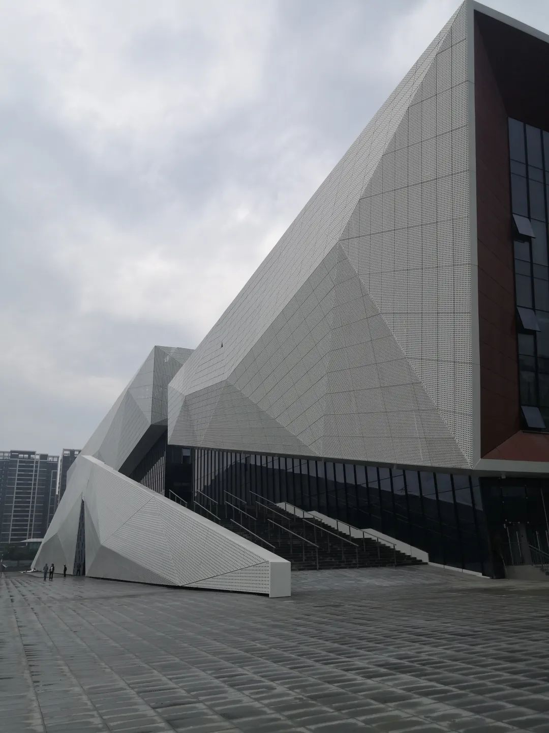 新地标+1！365英国上市三建承建省内体量最大、功效最全的体育馆正式完工