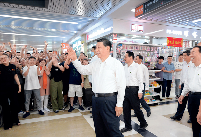 2023年9月20日至21日，，，，中共中央总书记、国家主席、中央军委主席习近平在浙江考察。。。。这是20日上午，，，，习近平在义乌国际商贸城考察时，，，，同商户亲热交流。。。。 新华社记者 李学仁/摄