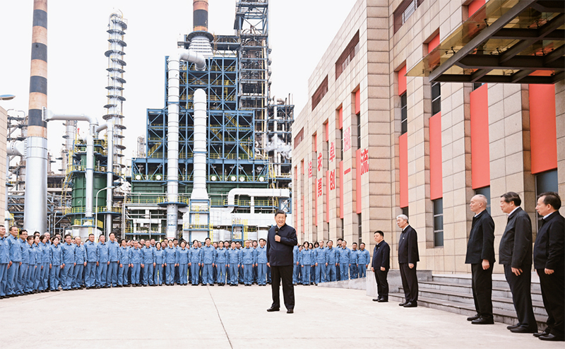 2023年10月10日至13日，，，，中共中央总书记、国家主席、中央军委主席习近平在江西考察。。。。这是10日下昼，，，，习近平在中国石化九江分公司考察时，，，，同企业员工亲热交流。。。。 新华社记者 谢环驰/摄
