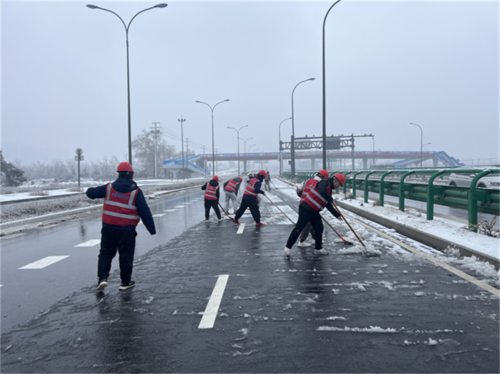 破冰除雪保流通！365英国上市建投集团守护春运回家路