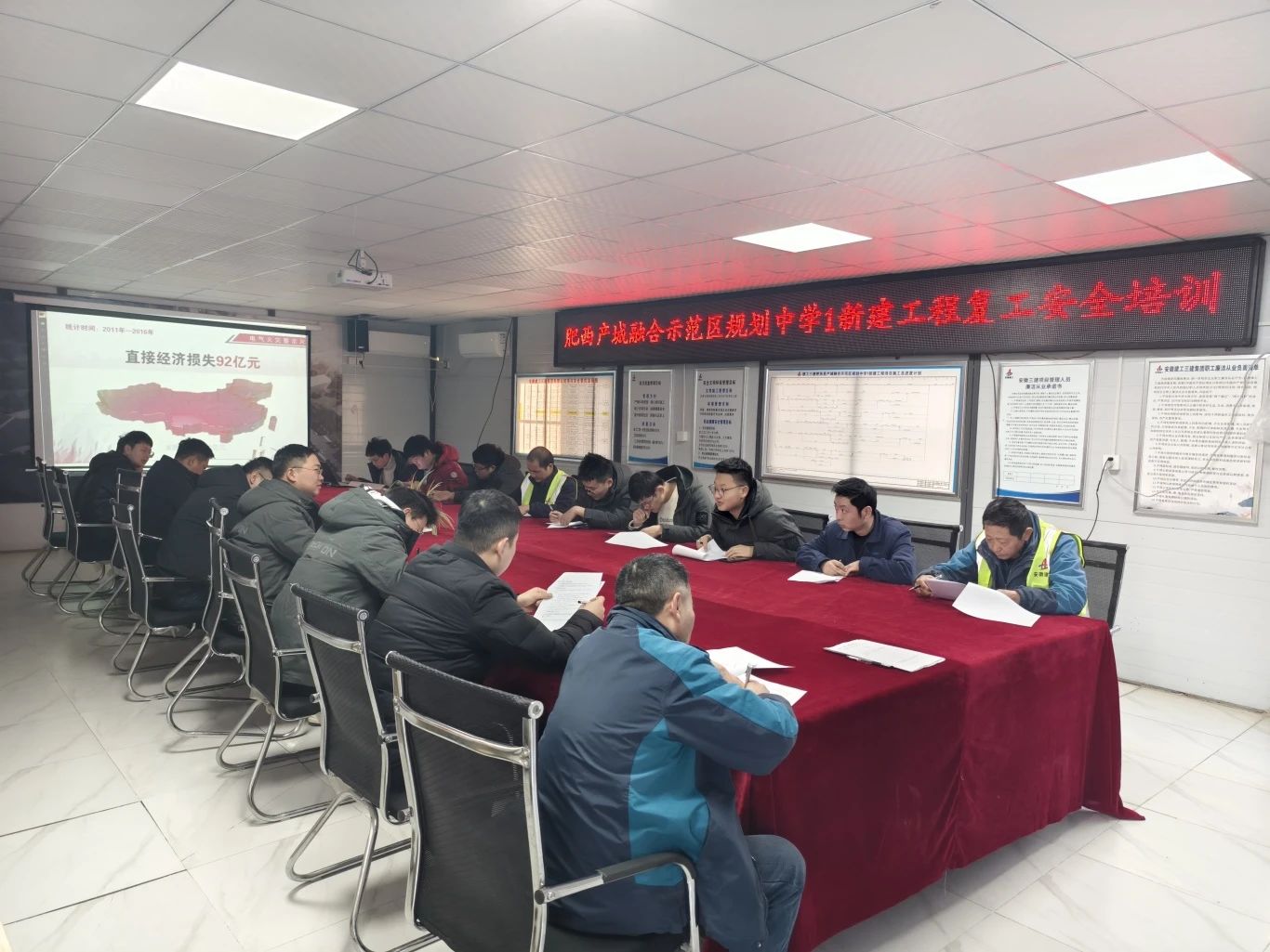肥西县产城融合树模区妄想中学1新365英国上市程将于今年4月30日完工，，，时间紧迫、使命难题。。为确保工程顺遂推进，，，项目部全体治理职员于正月初四即已所有到岗，，，以高度的责任感和使命感投身事情。。项目部实时对施工现场的整体情形、装备设施以及清静防护步伐举行了周全检查，，，关于发明的问题和保存的隐患，，，连忙举行了整改。。同时组织对治理职员举行了复工清静培训，，，对大型装备举行周全的维护与磨练，，，现在，，，施工现场已恢复正常施工状态，，，以确保工程准时高质量完成。。.jpg