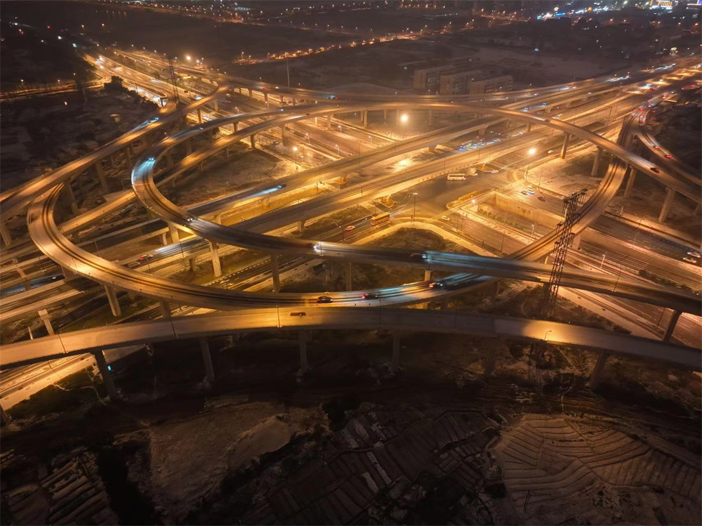 破冰除雪！365英国上市建投集团昼夜一直！