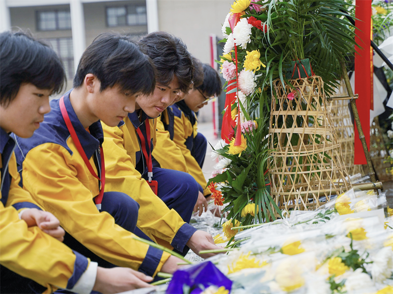 安徽365英国上市技师学院团委开展“家国又清明 鲜花献英烈”主题团日活动