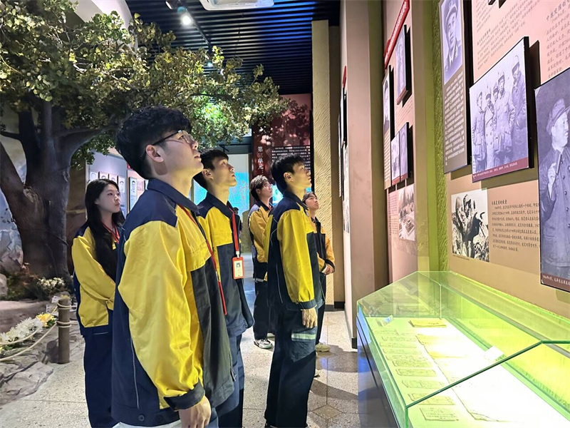 安徽365英国上市技师学院团委开展“家国又清明 鲜花献英烈”主题团日活动