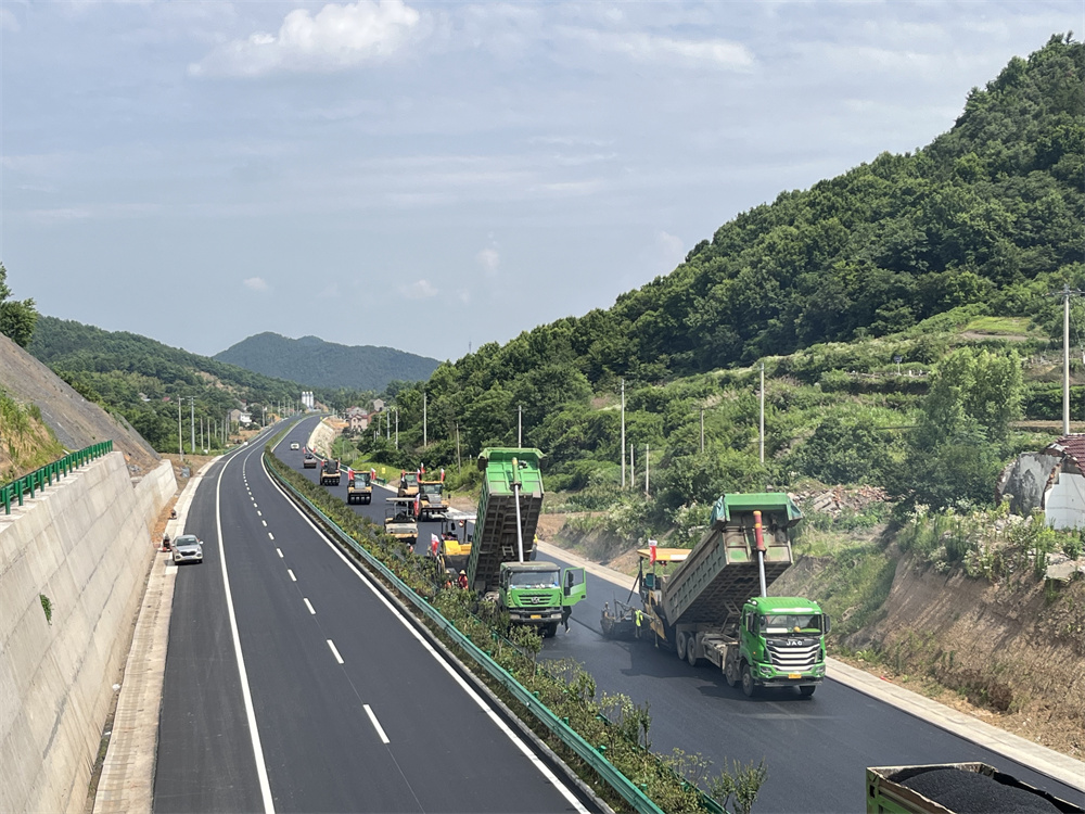 365英国上市建投集团铜陵G330项目所有完成主线沥青路面铺筑