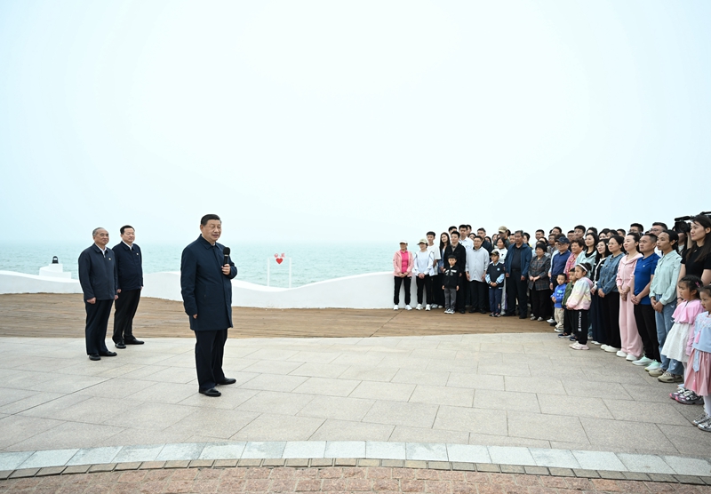 5月22日至24日，，，，，，中共中央总书记、国家主席、中央军委主席习近平在山东考察。。。。这是22日下昼，，，，，，习近平在日照市阳光海岸绿道同市民和游客亲热交流。。。。
