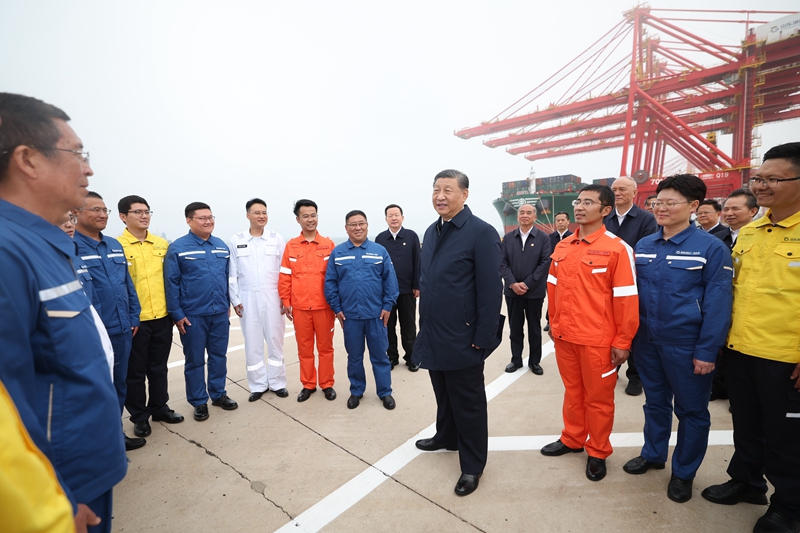 5月22日至24日，，，，，，中共中央总书记、国家主席、中央军委主席习近平在山东考察。。。。这是22日下昼，，，，，，习近平在日照港亲热慰问口岸科技事情者、运营职员、航运职员。。。。