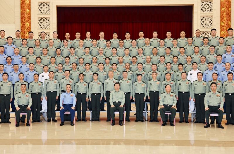 5月22日至24日，，，，，，中共中央总书记、国家主席、中央军委主席习近平在山东考察。。。。这是23日上午，，，，，，习近平在济南亲热接见驻济南步队上校以上向导干部，，，，，，代表党中央和中央军委向驻济南步队全体官兵致以真挚问候。。。。