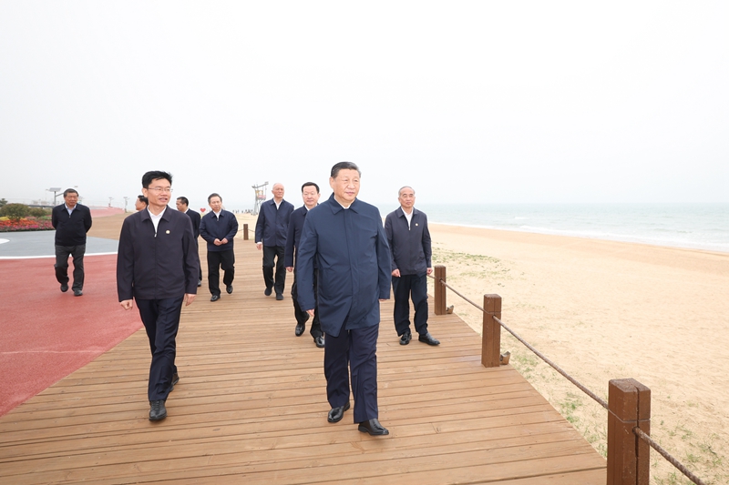 5月22日至24日，，，，，，中共中央总书记、国家主席、中央军委主席习近平在山东考察。。。。这是22日下昼，，，，，，习近平在日照市阳光海岸绿道考察。。。。