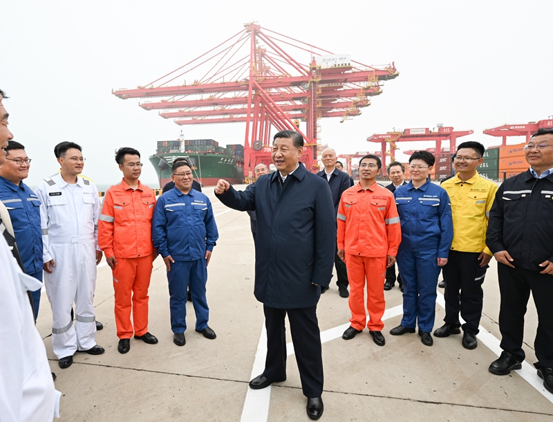 ??5月22日至24日，，，，，，中共中央总书记、国家主席、中央军委主席习近平在山东考察。。。。这是22日下昼，，，，，，习近平在日照港亲热慰问口岸科技事情者、运营职员、航运职员。。。。 