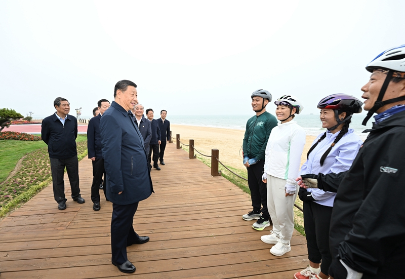 5月22日至24日，，，，，，中共中央总书记、国家主席、中央军委主席习近平在山东考察。。。。这是22日下昼，，，，，，习近平在日照市阳光海岸绿道同市民亲热交流。。。。