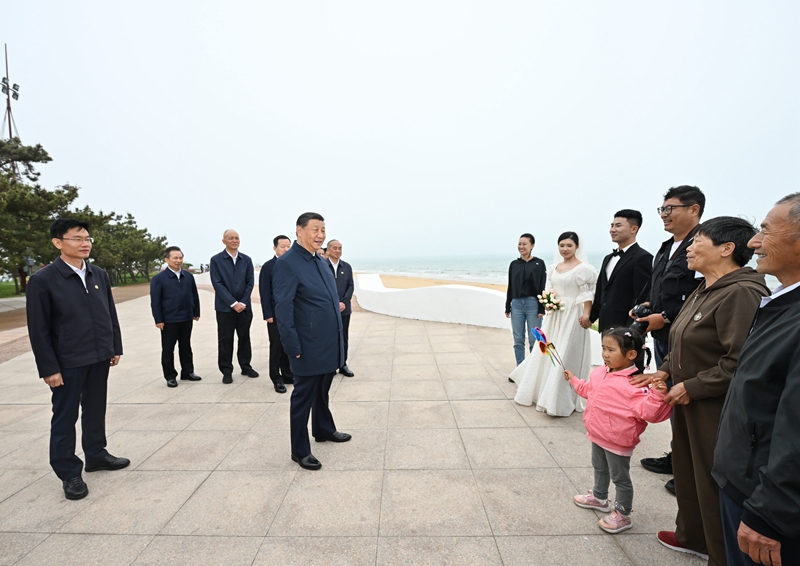 5月22日至24日，，，，，，中共中央总书记、国家主席、中央军委主席习近平在山东考察。。。。这是22日下昼，，，，，，习近平在日照市阳光海岸绿道同市民亲热交流。。。。