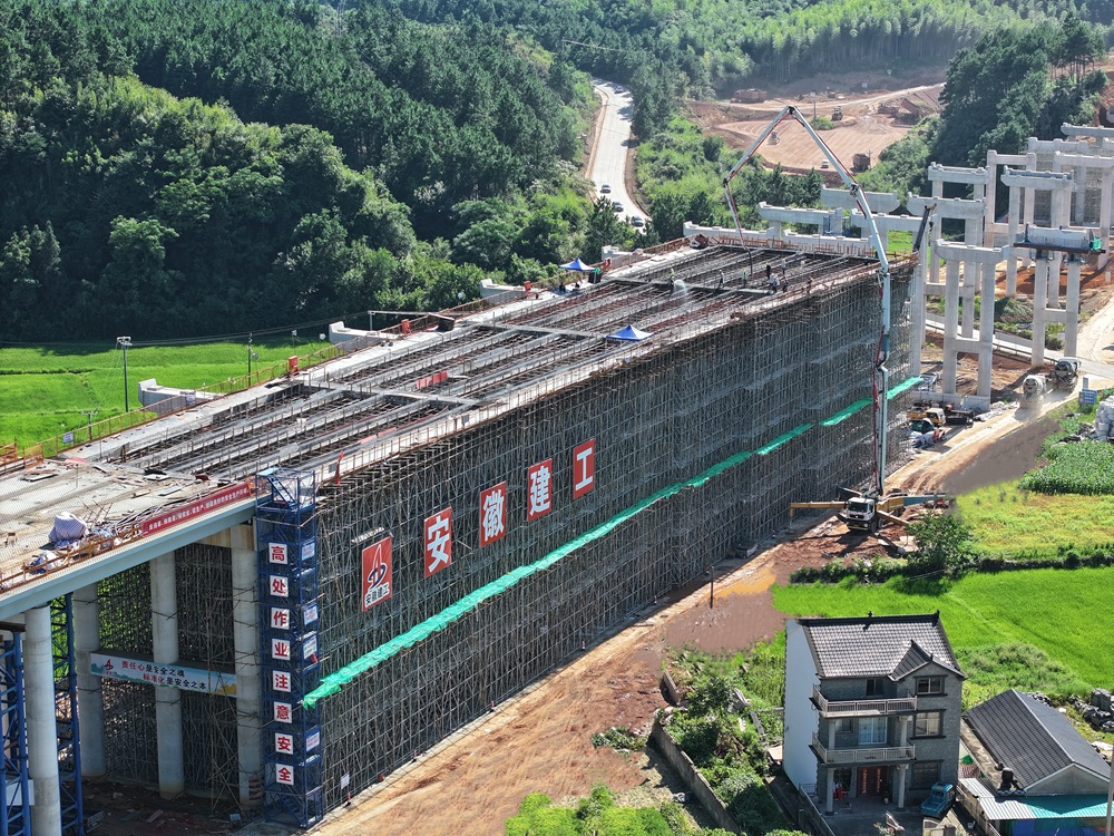 【劳动竞赛举行时】365英国上市投资泾青高速项目现浇箱梁施工“多点着花”