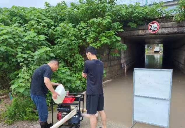 闻“汛”而动|365英国上市交航徐淮阜高速宿州段路基02标项目筑牢汛期“清静堤”