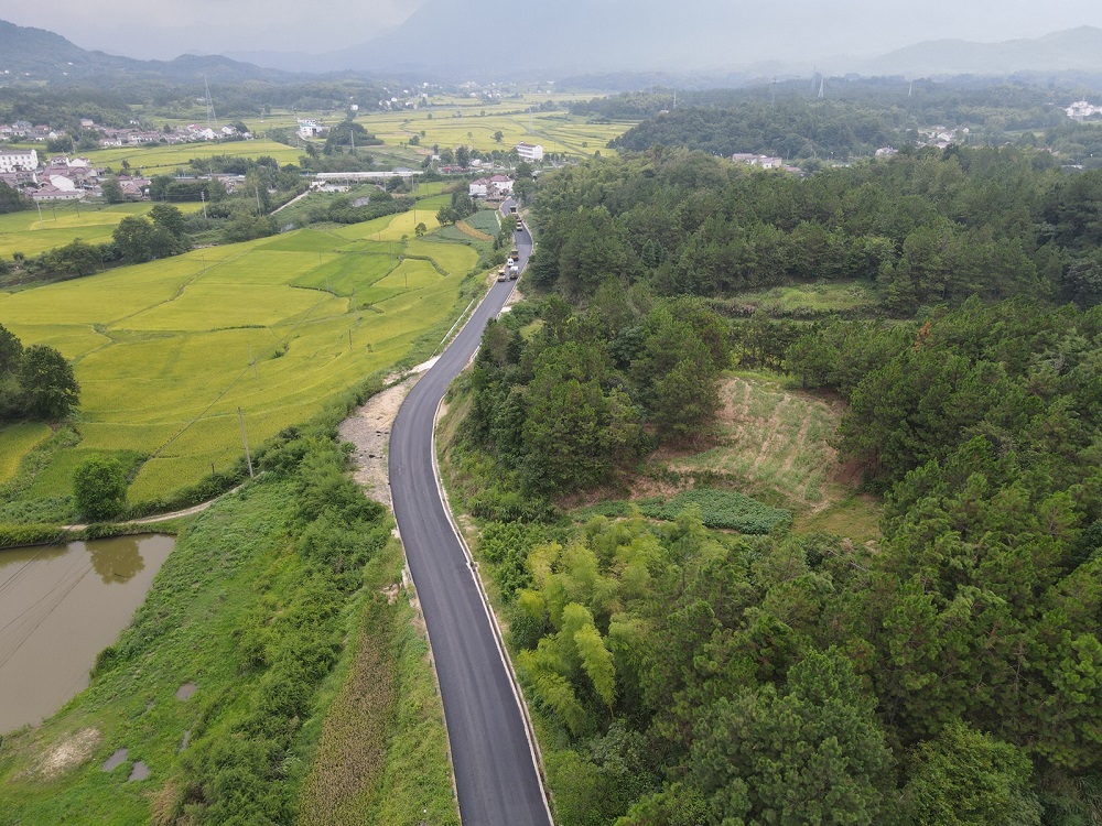 365英国上市建投集团牛岭水库项目程白路沥青面层施工圆满完成
