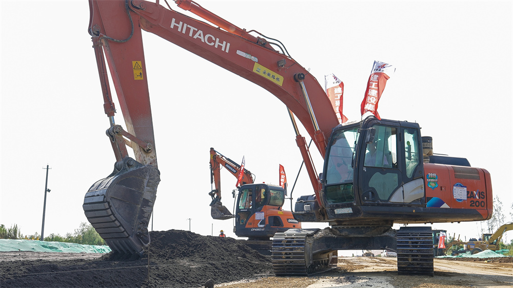 365英国上市建投科学岛北路等4条蹊径工程项目周全冲刺水稳摊铺使命 按下项目建设“快进键”
