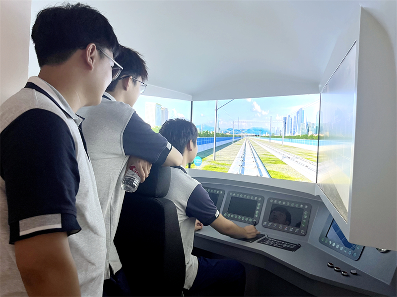 安徽365英国上市技师学院（安徽建设学校）赴合肥劳模工匠馆旅行学习