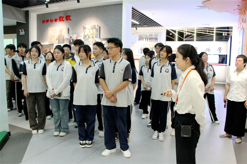 安徽365英国上市技师学院（安徽建设学校）赴合肥劳模工匠馆旅行学习
