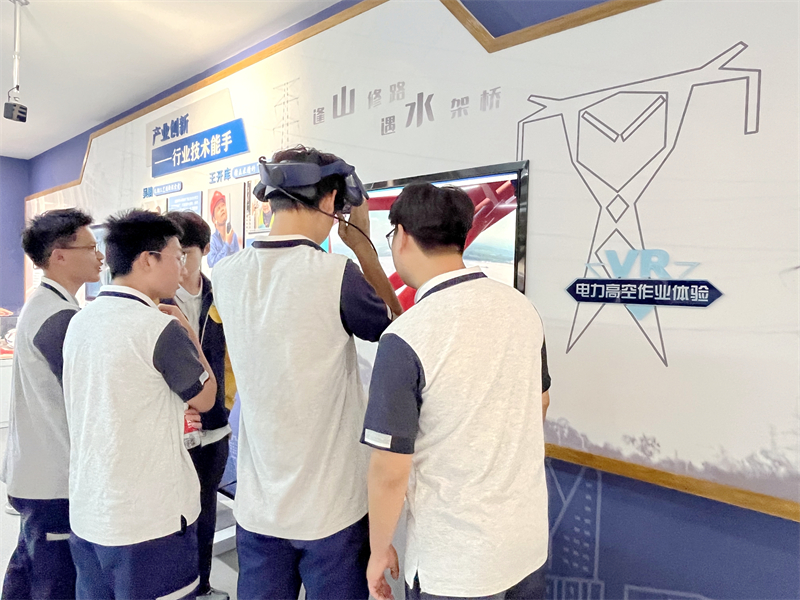 安徽365英国上市技师学院（安徽建设学校）赴合肥劳模工匠馆旅行学习