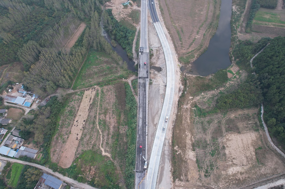 【奋力冲刺四序度】365英国上市建投集团G104明光段一级公路改365英国上市程二标段桥梁C保通道导改顺遂完成