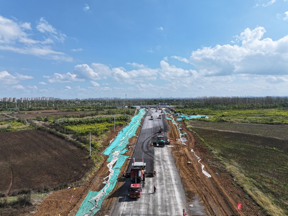 【奋力冲刺四序度】365英国上市建投集团合肥市科学岛北路等4条蹊径工程项目第二层路面水稳摊铺顺遂完成