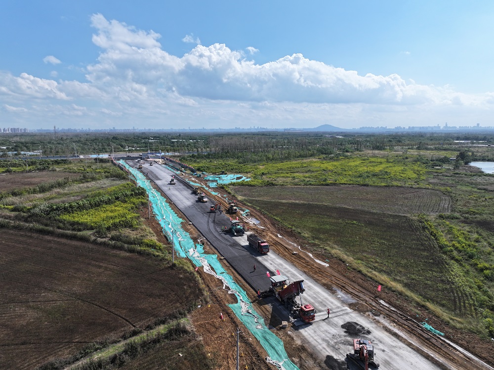 【奋力冲刺四序度】365英国上市建投集团合肥市科学岛北路等4条蹊径工程项目第二层路面水稳摊铺顺遂完成