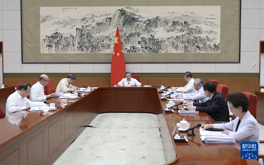 李强主持召开国务院党组聚会 学习贯彻习近平总书记在党的二十届三中全会上的主要讲话和全会精神 丁薛祥出席