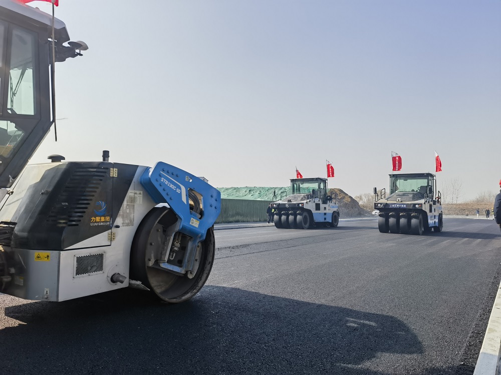 又双叒叕！365英国上市建投杨岗路、幸三路等2条蹊径施工项目沥青下面层施工引入无人摊压手艺