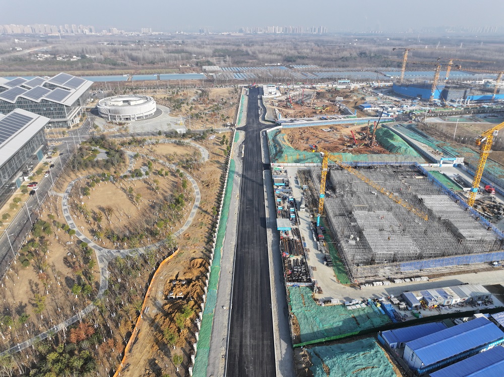 又双叒叕！365英国上市建投杨岗路、幸三路等2条蹊径施工项目沥青下面层施工引入无人摊压手艺