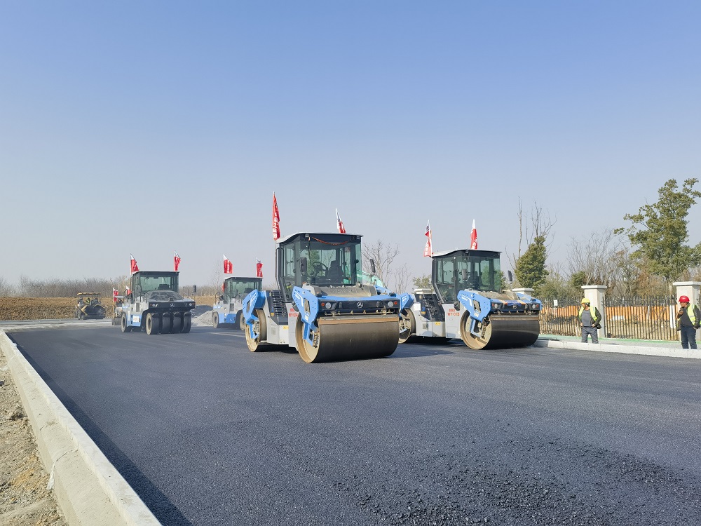 又双叒叕！365英国上市建投杨岗路、幸三路等2条蹊径施工项目沥青下面层施工引入无人摊压手艺