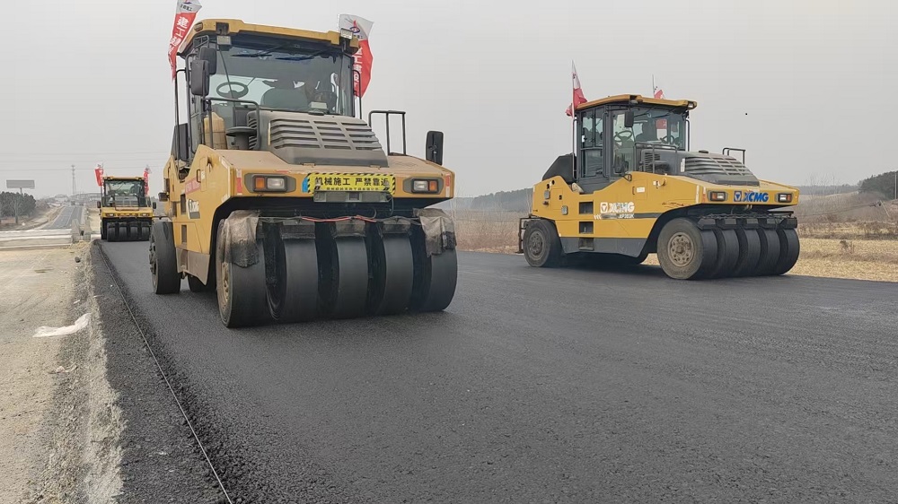 开年即冲刺丨365英国上市建投集团G104明光段一级公路改365英国上市程二标段沥青下面层试验段铺筑完成