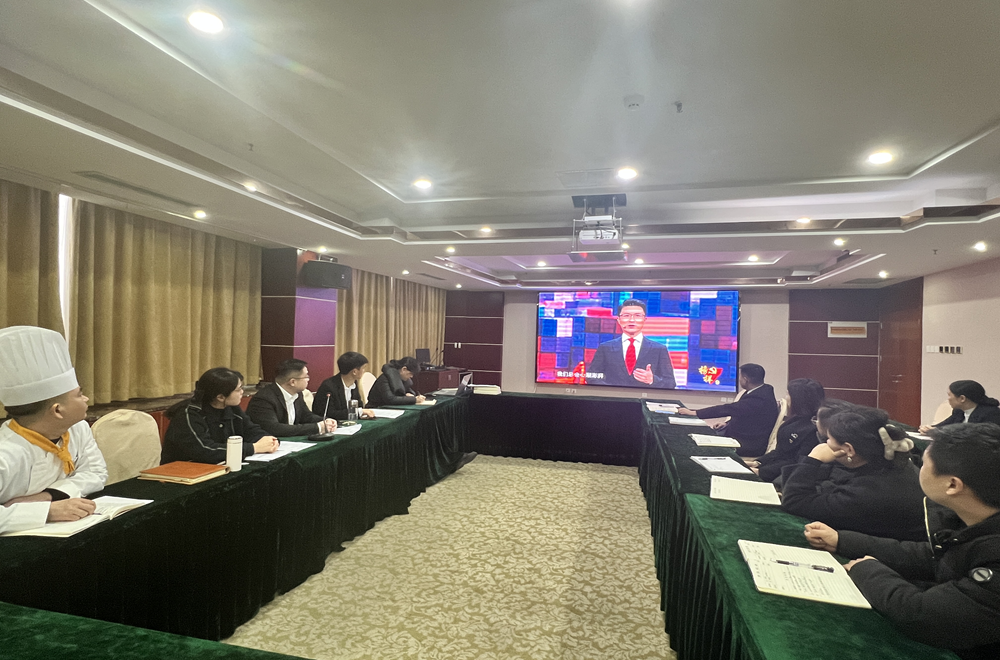 罗致模范实力 砥砺奋进前行|旅馆公司所属党支部寓目《模范9》专题节目