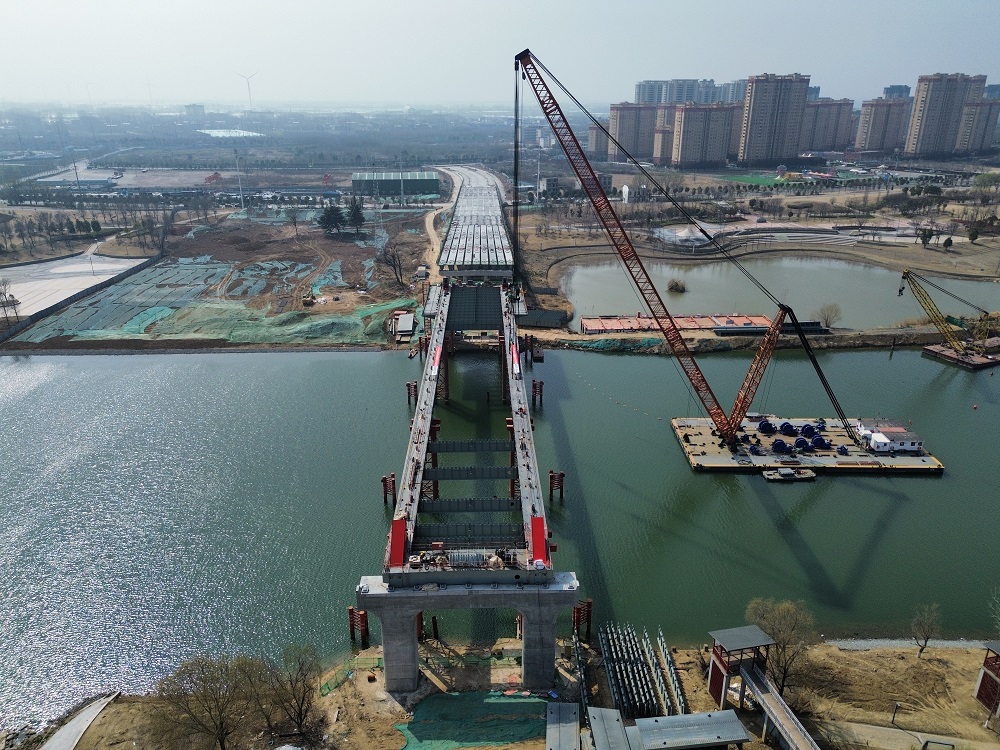 满弓冲刺“开门红”||365英国上市建投集团太和县人民路颍河大桥项目上跨内河通航河流钢箱梁主梁乐成合龙