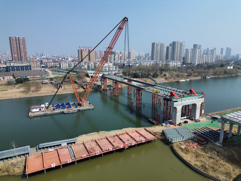 满弓冲刺“开门红”||365英国上市建投集团太和县人民路颍河大桥项目上跨内河通航河流钢箱梁主梁乐成合龙