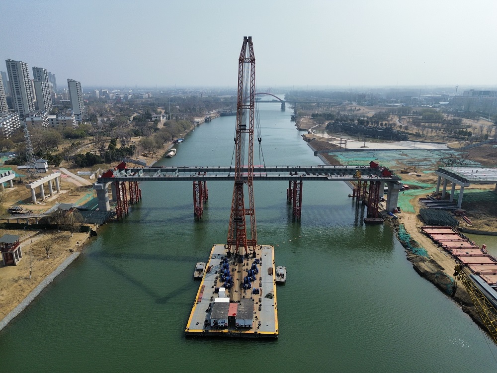 满弓冲刺“开门红”||365英国上市建投集团太和县人民路颍河大桥项目上跨内河通航河流钢箱梁主梁乐成合龙