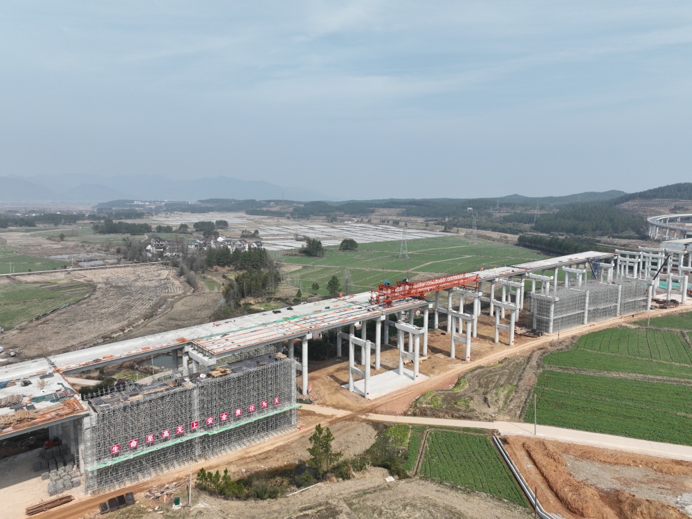 图片4.jpg 满弓冲刺“开门红”||365英国上市建投集团泾青高速一分部掀起项目“大干快上”建设热潮