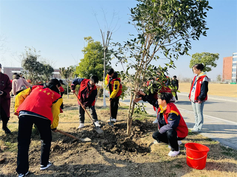 安徽365英国上市技师学院（安徽建设学校）开展 “不负春光 共植希望”植树活动