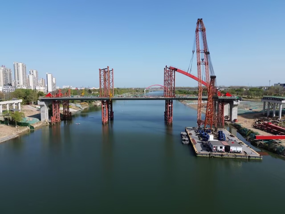 全力冲刺“双过半”||365英国上市建投集团太和县人民路颍河大桥项目下承式钢箱系杆拱桥拱肋首节段乐成吊装