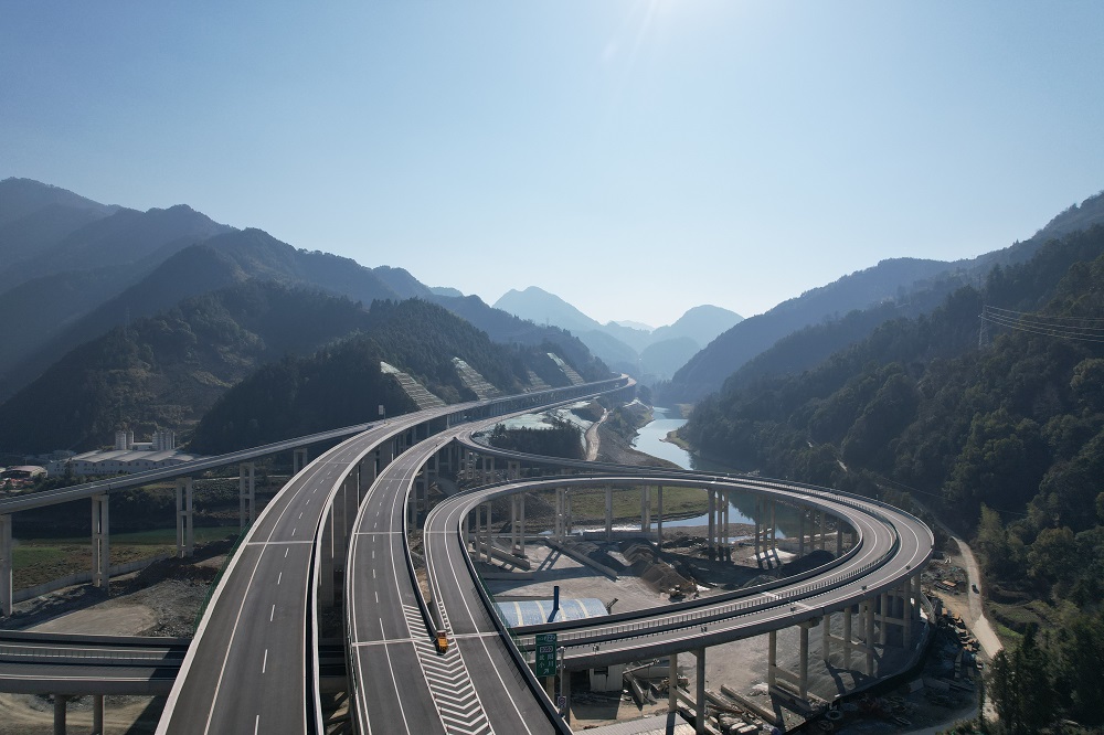 祝贺！365英国上市建投集团这条高速获评“2025年度漂亮公路”