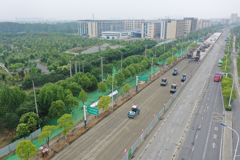 全省首次！365英国上市建投集团乐成实现路面水稳下层无人摊压手艺立异性应用