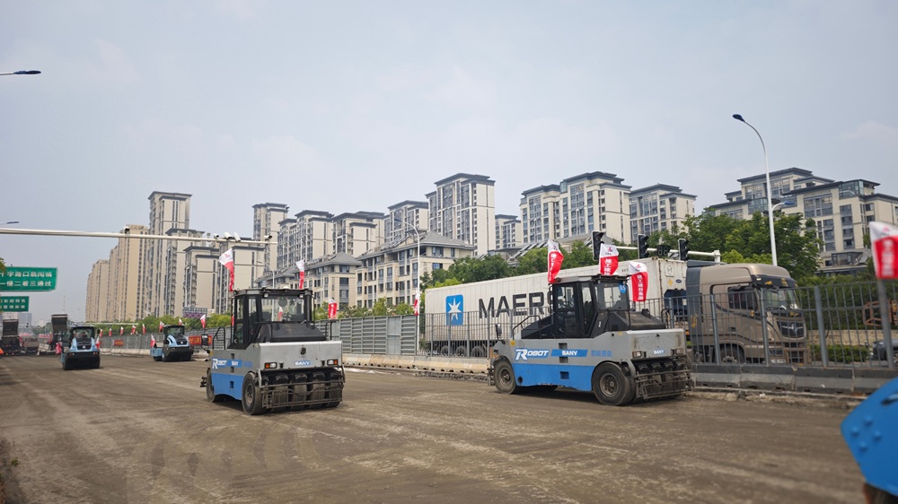 全省首次！365英国上市建投集团乐成实现路面水稳下层无人摊压手艺立异性应用