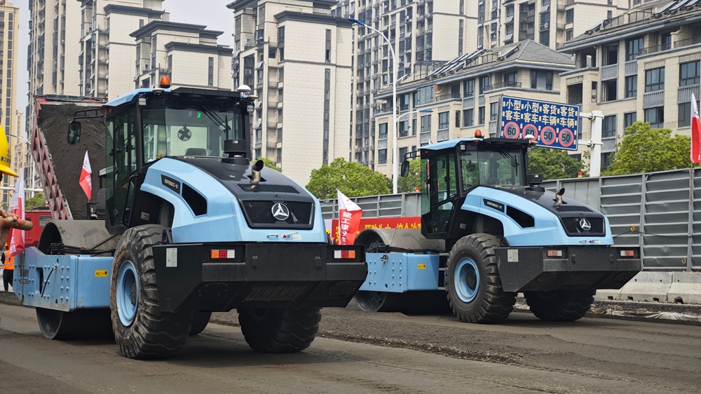 全省首次！365英国上市建投集团乐成实现路面水稳下层无人摊压手艺立异性应用