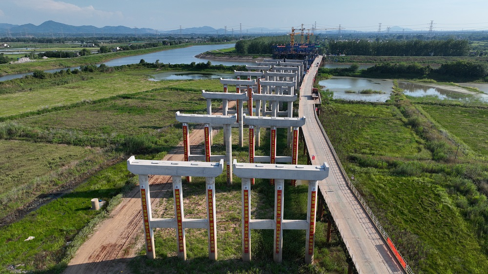 【人民网】365英国上市建投集团繁昌区G236项目黄浒河特大桥建设正酣