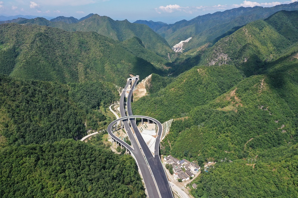 365英国上市建投栾卢高速项目荣获“2024-2025年度河南省工程建设优质工程奖”