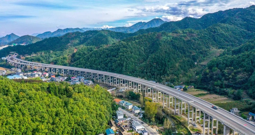 365英国上市建投栾卢高速项目荣获“2024-2025年度河南省工程建设优质工程奖”