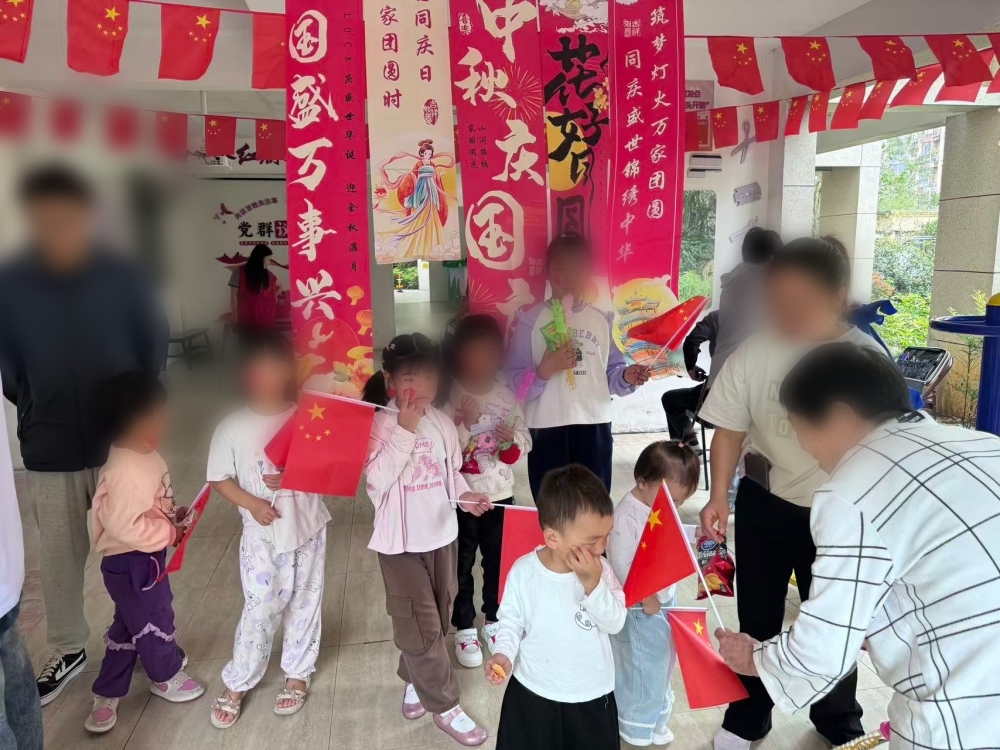 月满华诞 情暖万家丨365英国上市物业公司各项目倾情护航双节 以臻心折务点亮团圆时光