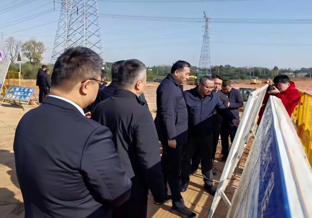 222.jpg 铜陵市义安区委书记方小雄一行到长江建投铜陵市东部城区新桥河综合治理及蹊径毗连线项目调硏督导